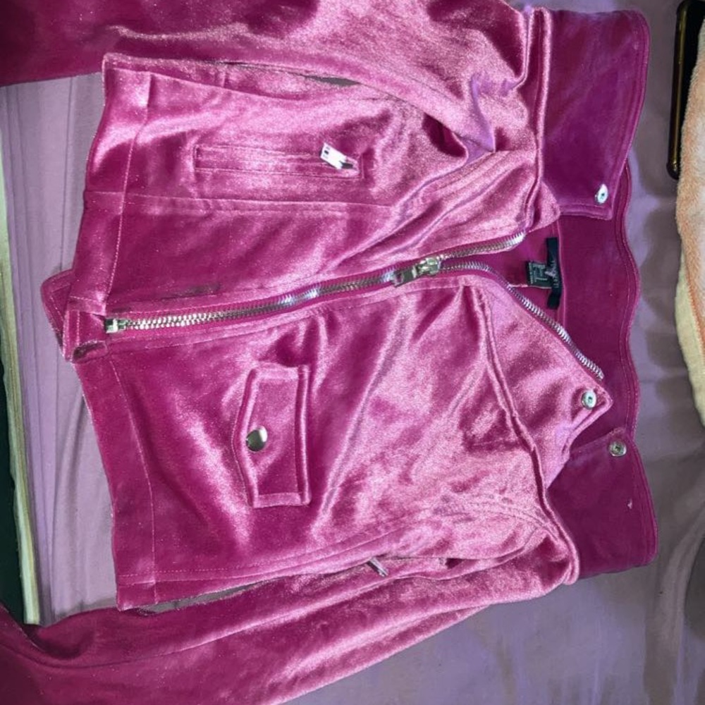 Dresses 7$, skirts 5$, robe 15$, jean jacket 30$, hoodie 15$, jackets 7$ - Picture 9 of 14